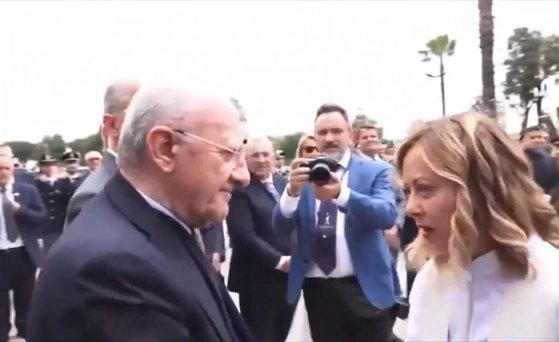 デ・ルカ州知事をにらむメローニ首相（右）［Ｘ　キャプチャー］