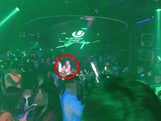 韓国で活動する香港インフルエンサーの鄭金鈴（活動名Ｌｉｎｇ　Ｃｈｅｎｇ）が掲示した２０１８年当時のクラブ・バーニング・サンの様子。歌手Ｖ．Ｉ（ヴィアイ）と推定される人物がＤＪブースで音楽をかけている。［写真　鄭金鈴のＴｈｒｅａｄｓ］