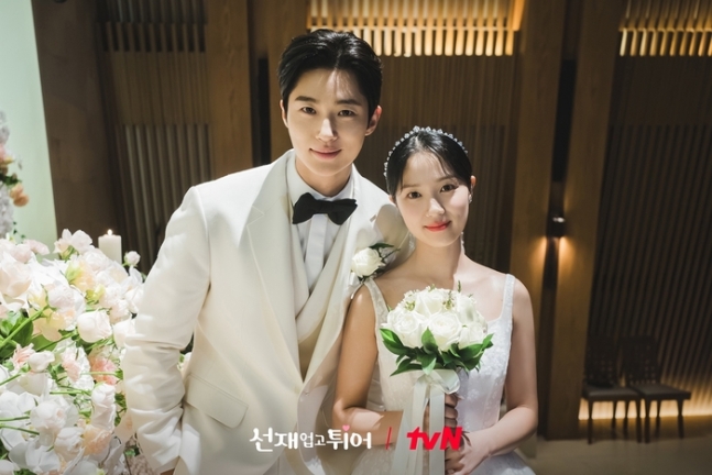 ｔｖＮ月火ドラマ『ソンジェを背負って走れ』の中の結婚式写真。［写真　ｔｖＮ］