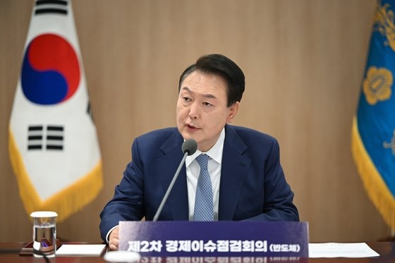 ２３日午前、ソウル竜山大統領室で開かれた第２回経済イシュー点検会議で発言する尹錫悦（ユン・ソクヨル）大統領　［写真　大統領室］