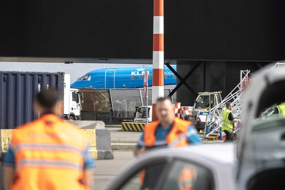 スキポール空港の事故現場で措置を取る様子［写真　ＥＰＡ＝聯合ニュース］