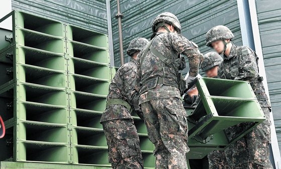 ２０１８年５月、韓国陸軍第９師団交河（キョハ）中隊の将兵が京畿道坡州市（キョンギド・パジュシ）の民間人統制区域内に設置された固定型対北拡声器を撤去している。［写真　中央フォト］