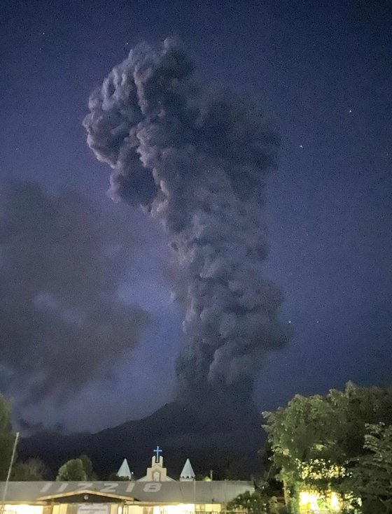 フィリピン中部ネグロス島のカンラオン山噴火［写真　ＡＦＰ＝聯合ニュース］