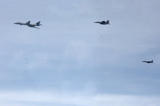 米国空軍Ｂ－１Ｂ戦略爆撃機（左）と韓国空軍Ｆ－１５Ｋが韓半島上空で共同演習を行っている。［写真　韓国国防部］