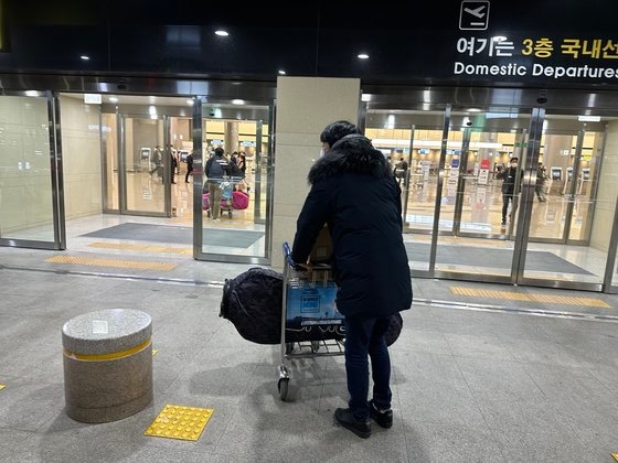 済州（チェジュ）でゴルフを楽しんだ後、済州国際空港に向かうゴルフ観光客。チェ・チュンイル記者