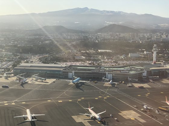 済州（チェジュ）国際空港の航空写真。［チェ・チュンイル記者］