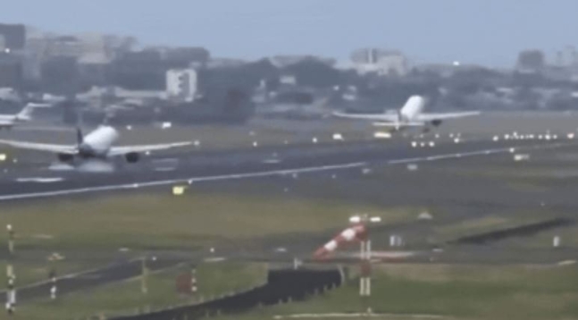 同じ滑走路で同時に離着陸した２機の飛行機［写真　タイムズ・オブ・インディア　キャプチャー］
