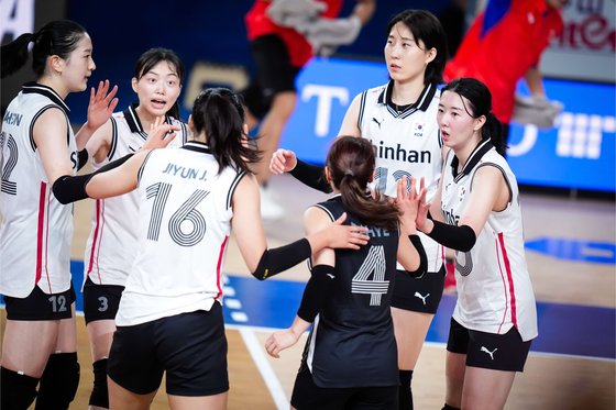 １２日に福岡で行われたバレーボールネーションズリーグ第３週の試合で日本に０－３で敗れた韓国女子代表　［写真　国際バレーボール連盟］