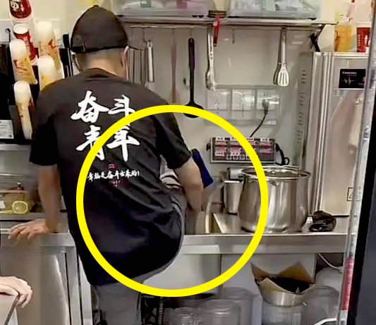 流し台で足を洗う中国ミルクティー店舗職員。［写真　中国ＳＮＳ　キャプチャー］