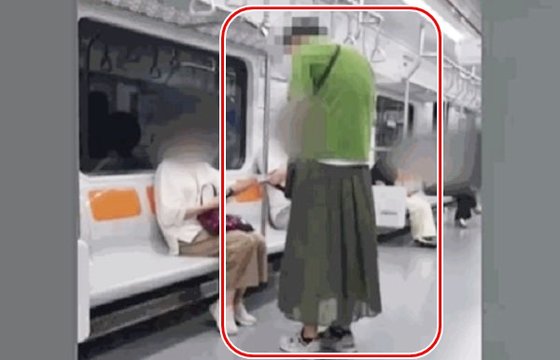 韓国の地下鉄で女性乗客のお金を奪う女装男性［ＪＴＢＣ　キャプチャー］  ​