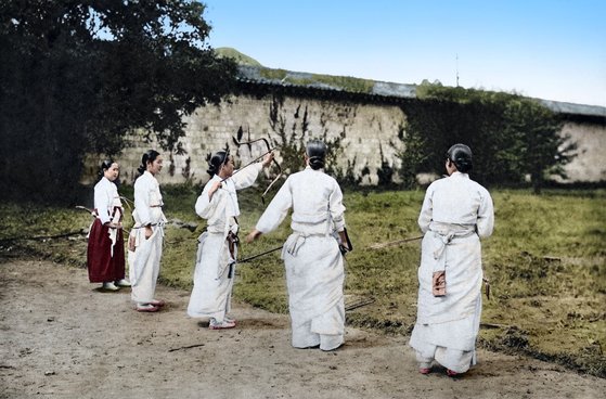 弓を射る朝鮮女性の様子。［写真　ソヘ文集］