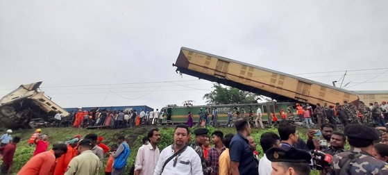 １５人が死亡したインドの列車衝突事故現場。［写真　ロイター＝聯合ニュース］