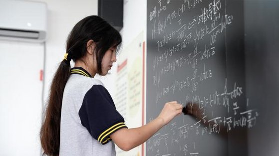 数学の問題を解く姜萍さん。［写真　中国中央テレビのキャプチャー］