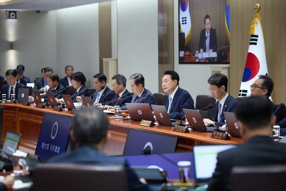 尹錫悦大統領が４月１６日に大統領室庁舎で開かれた閣議で冒頭発言をしている。［写真　韓国大統領室］