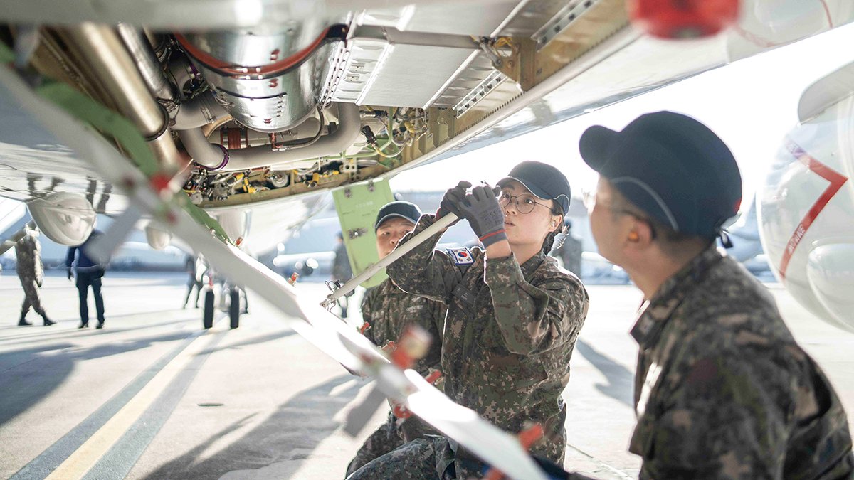 米ジャクソンビル海軍基地で機体を点検する韓国海軍航空整備士。［写真　韓国海軍］