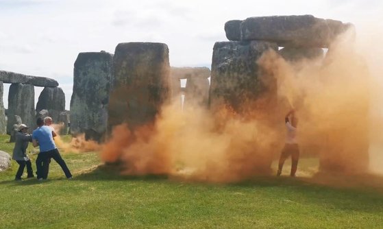 ストーンヘンジにペンキを散布する環境団体活動家［ジャスト・ストップ・オイルのＸ映像　キャプチャー］