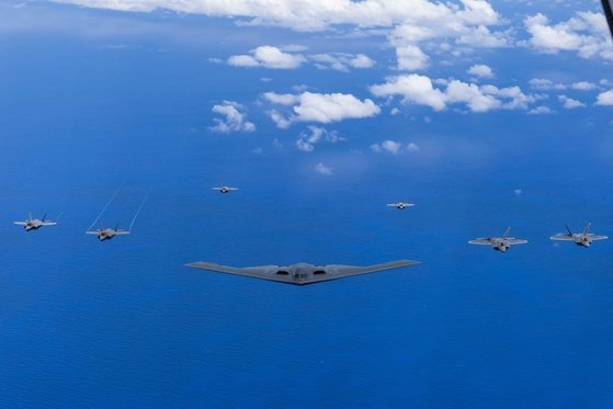 北太平洋上空を飛行中の米空軍Ｂ－２スピリット戦闘機　［エアアンドスペースフォースマガジン］