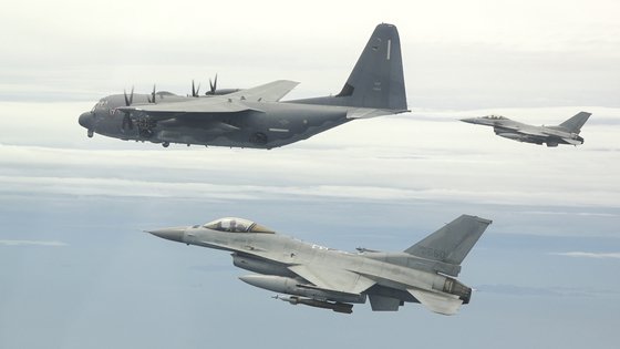２０日、米国の特殊戦航空機ＡＣ－１３０Ｊ「ゴーストライダー」（左上）と韓国空軍のＦ－１６戦闘機が連合訓練で編隊飛行している。　［写真　空軍］