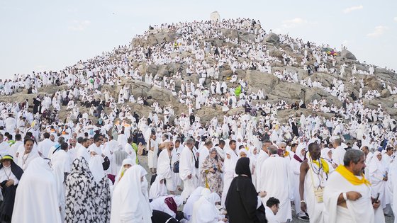 メッカ近くの山の頂上に集まった巡礼者。［写真　ＡＰ＝聯合ニュース］