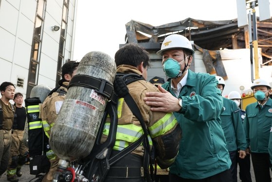 尹錫悦大統領が火災現場を訪れ消火作業をした消防署員を激励している。［写真　韓国大統領室］