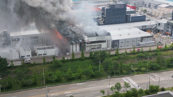 煙が立ち昇る一次電池メーカーの工場。［写真　聯合ニュース］