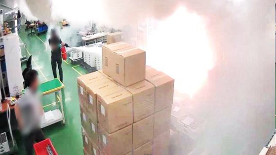  京畿道華城市のリチウム電池製造業者アリセルの工場火災の状況が映った内部防犯カメラ画面。［読者提供］