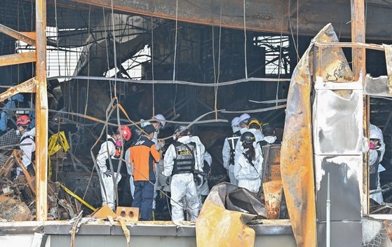 ２５日、京畿道華城（キョンギド・ファソン）１次電池メーカー「アリセル」工場火災事故現場で、警察と消防、国立科学捜査研究院など関連機関の関係者が立ち会い合同鑑識を行っている。キム・ジョンホ記者