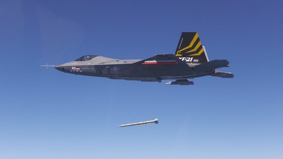 韓国型戦闘機ＫＦ－２１。韓国航空宇宙産業と防衛事業庁はＫＦ－２１量産契約を締結した。　［写真　ＫＡＩ］