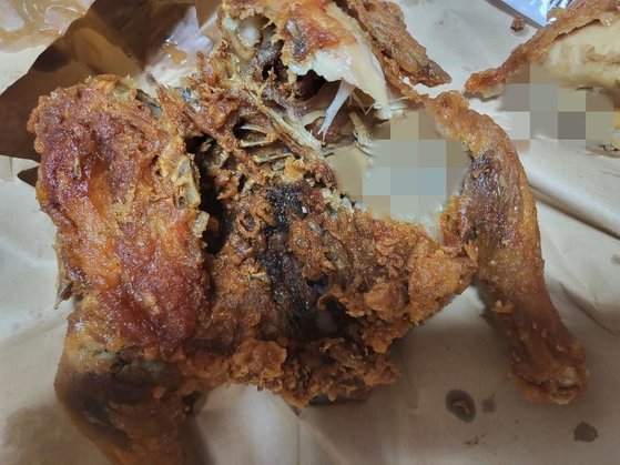 ウジのわいたチキン。［写真　ボベドリーム］