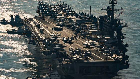 昨年１１月、釜山（プサン）海軍作戦司令部釜山基地に入港した米海軍の原子力空母「カール・ビンソン」（ＣＶＮ－７０）。ニミッツ級空母の「カール・ビンソン」は長さ３３３メートル、幅７７メートルで、飛行甲板はサッカー場の３倍、乗組員約６０００人、航空機８０－９０機搭載など「海に浮かぶ軍事基地」と呼ばれる。　ソン・ボングン記者