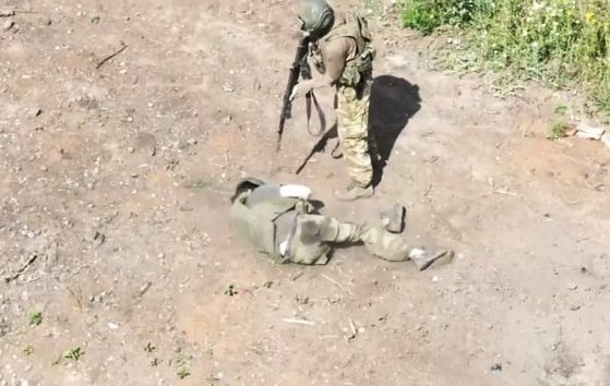  負傷した同僚に銃を向けるロシア軍人　［写真　テレグラム］
