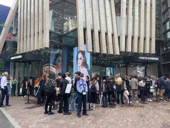 ３月、東京青山にオープンした「ジェントルモンスター」青山フラッグシップストア。店の前に行列ができている。　ユ・ジヨン記者