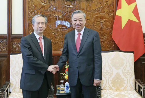 先月１１日、ベトナムのトー・ラム国家主席（右）が、熊波駐ベトナム中国大使の接見に先立って握手をしている。熊大使は、離任する邢海明駐韓中国大使の後任として有力に検討されているという。［中国外交部　キャプチャー］