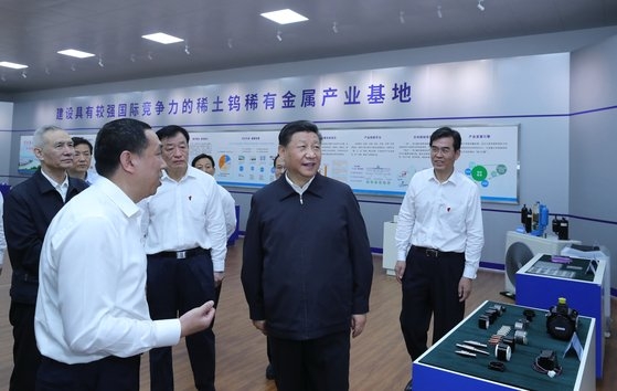 レアアース工場を視察する習近平主席。［写真　新華社＝聯合ニュース］