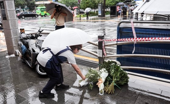 １５人の死傷者が発生したソウル中区（チュング）市庁駅付近の自動車突進事故現場で２日、市民が犠牲者を追悼しながら献花している。　キム・ソンリョン記者