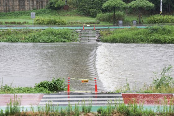 水に浸かって統制された飛び石［写真　聯合ニュース］