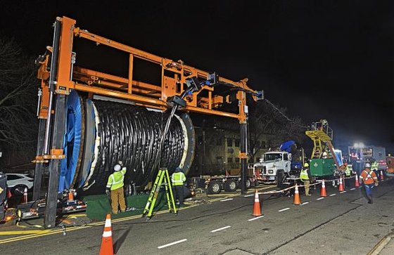  大韓電線が米ニューヨークで老朽ケーブル交換工事をする様子。［写真　大韓電線］