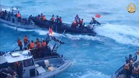  中国沿岸警備隊がフィリピン軍を攻撃する様子。［写真　ＡＦＰ＝聯合ニュース］