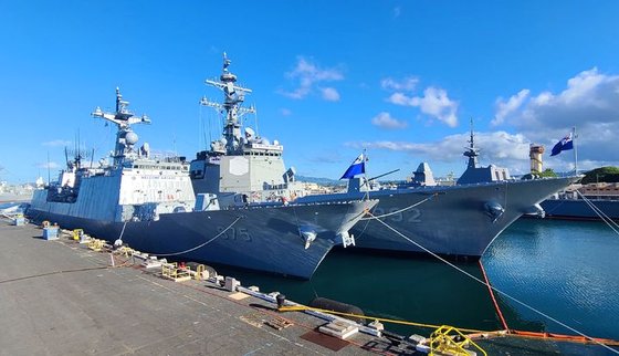 米真珠湾ヒッカム基地に停泊中の韓国軍艦／イ・ユジョン記者　［写真　海軍］