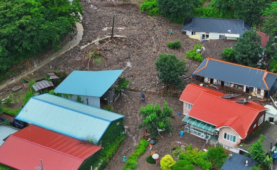 地域を襲った土砂。［写真　聯合ニュース］