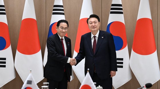 韓国の尹錫悦（ユン・ソクヨル）大統領と日本の岸田文雄首相が５月２６日、ソウル竜山（ヨンサン）大統領室で開かれた会談に先立ち握手をしている。