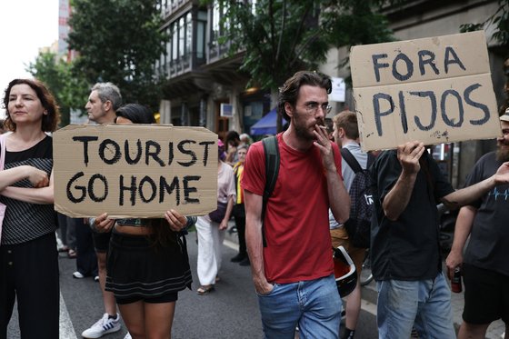スペインで行われたオーバーツーリズム抗議デモ［写真　ロイター＝聯合ニュース］