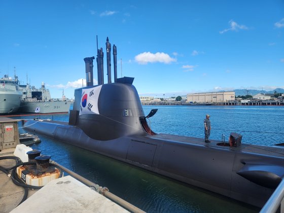 多国籍海洋演習「環太平洋合同演習（ＲＩＭＰＡＣ・リムパック）」が行われる８日（現地時間）、米ハワイの真珠湾基地に韓国の１８００トン級潜水艦「李範ソク（イ・ボムソク）」（ＫＳＳ－ＩＩ）が停泊している。イ・ユジョン記者
