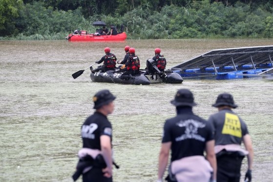 行方不明者を捜索をしている消防救助隊。［写真　ニュース１］