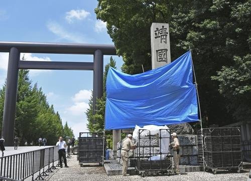 落書きが見つかり、ブルーシートで隠された靖国神社の入り口［写真　共同=聯合ニュース］