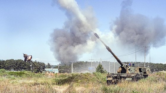 韓国の部隊別作戦地域でＫ９射撃をする場面。　［写真＝海兵隊］