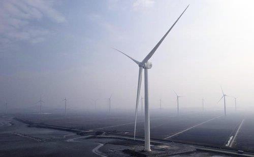 斗山エナビリティが開発した韓国初の８０００キロワット海上風力発電システム。［写真　斗山エナビリティ］