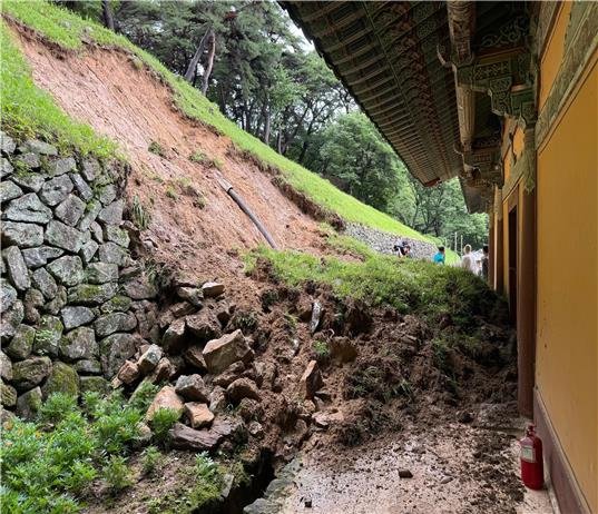 集中豪雨の影響で国宝「安東鳳停寺極楽殿」の後方の石垣が崩れた。　［写真　国家遺産庁］