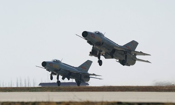 ２０１８年３月２２日、人民解放軍西部戦区司令部航空旅団所属のＪ－７戦闘機２機が射撃飛行訓練のため同時に離陸している。　［写真　中国空軍］