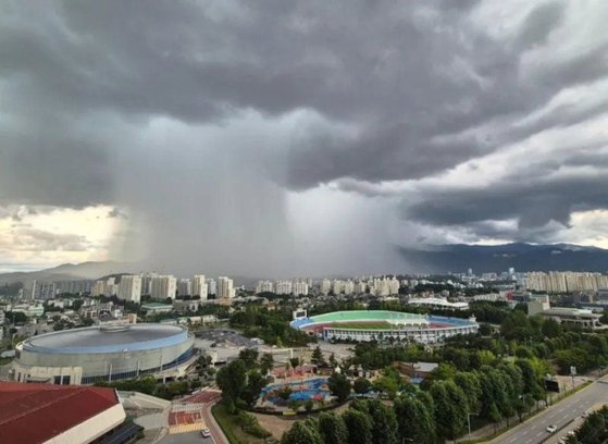 １０日、江原道原州のある地域に局地的な大雨が降った。［写真　オンラインコミュニティ］